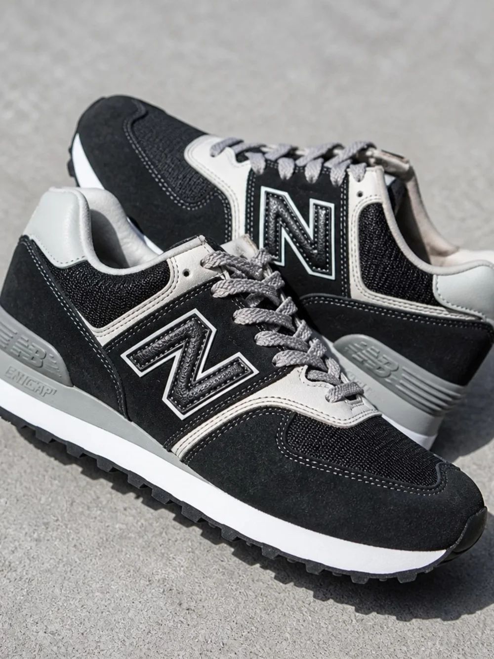 New Balance Men's Black and Gray Retro Runner Sneakers